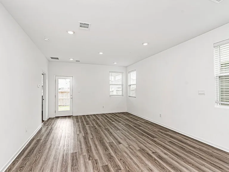 910 Drago Dr — Photo 12