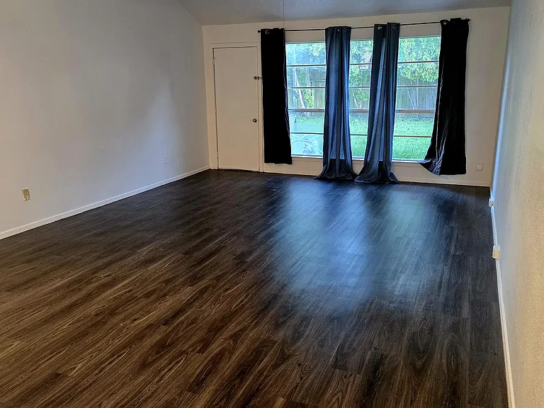 19515 Plantain Dr — Photo 2
