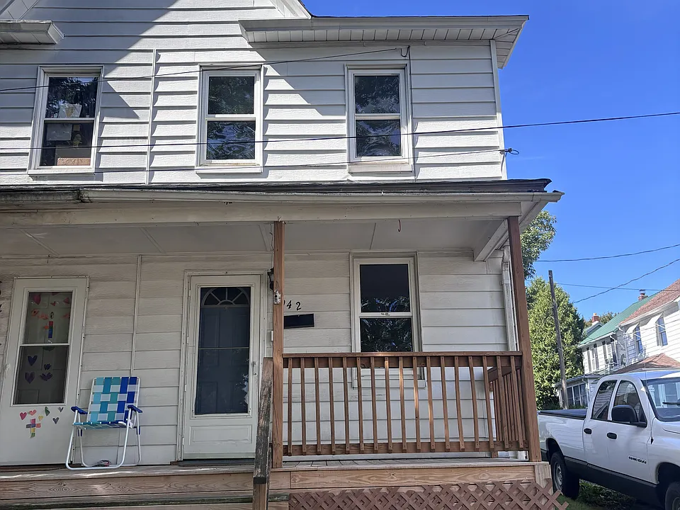 942 Burton St #942
