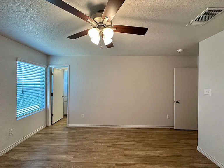 1813 Clovis Dr — Photo 33