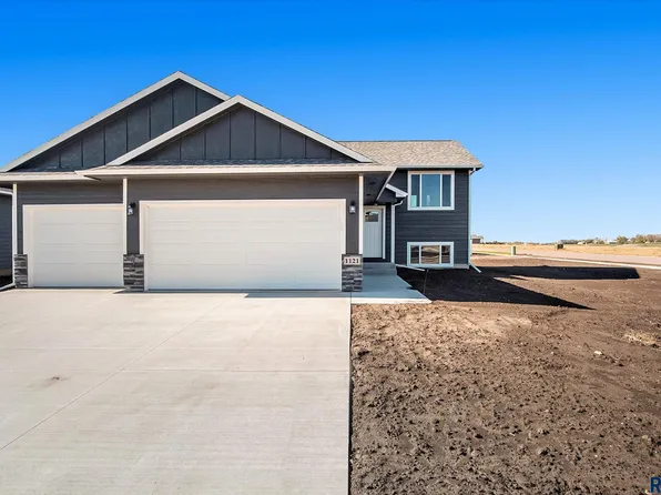 1121 Heatherwood Ave, Madison, SD 57042