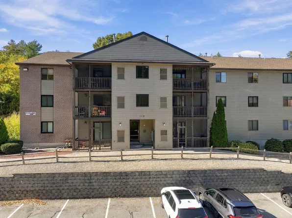 10 Village Ln APT 10, Tyngsboro, MA 01879