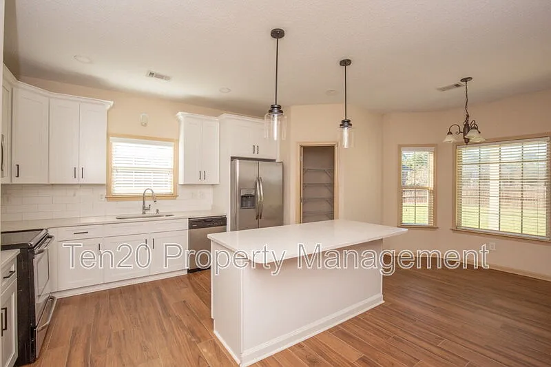 5 bed, 3.5 bath, 3100 sqft, $2,300 — Photo 2