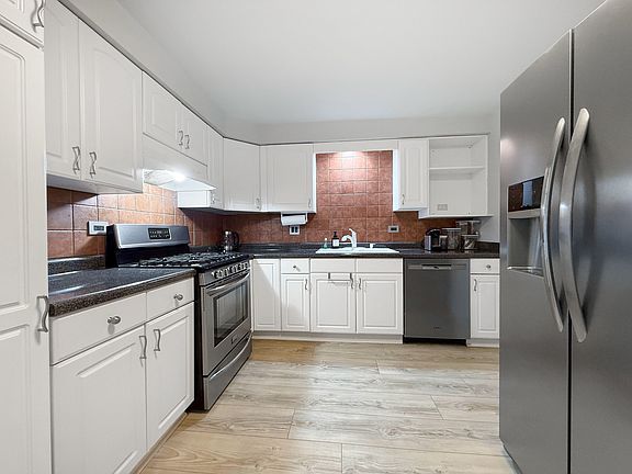 3rd image of 120 Collen Dr APT 219
