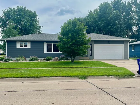 615 W 11th St, Garner, IA 50438