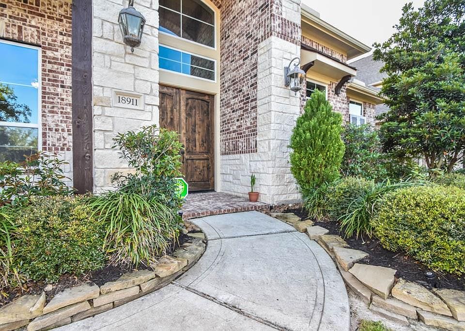 2nd image of 18911 S Bee Cave Springs Cir