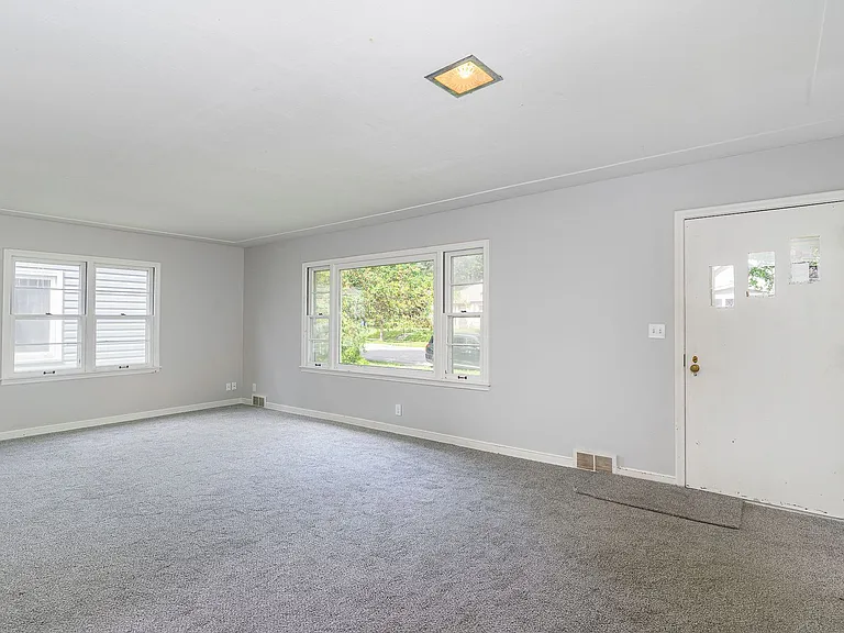 1270 Hubbard Ave — Photo 3