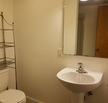 5th image of 405 Kensington Ave #1