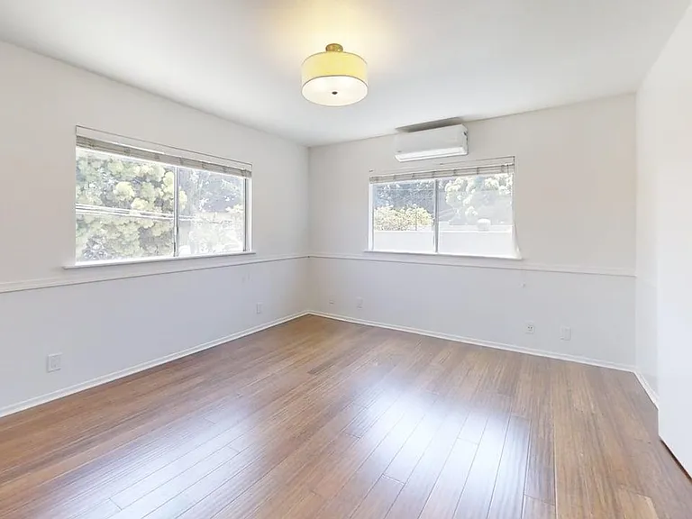 2BD/1BA Apartment in Belmont Heights — Photo 10