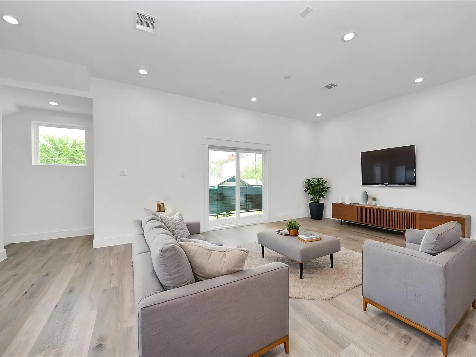 3 bed, 3.5 bath, 2261 sqft, $2,650 — Photo 2