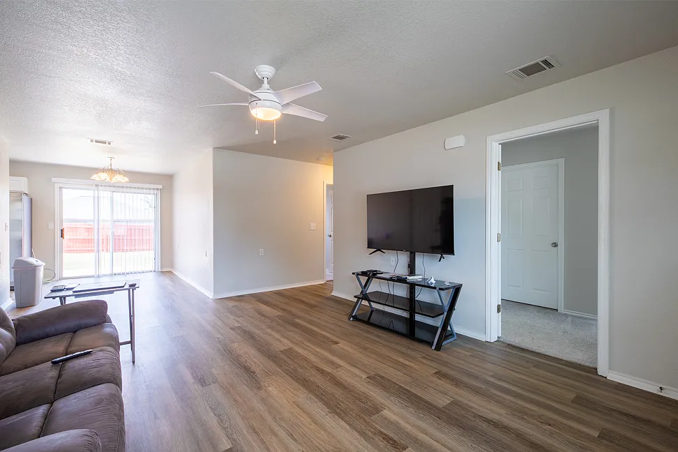 3 bed, 1143 sqft, $1,550 — Photo 2