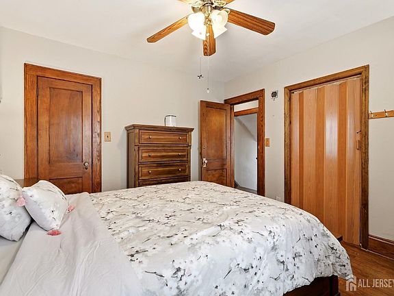 5th image of 958 Carteret Ave