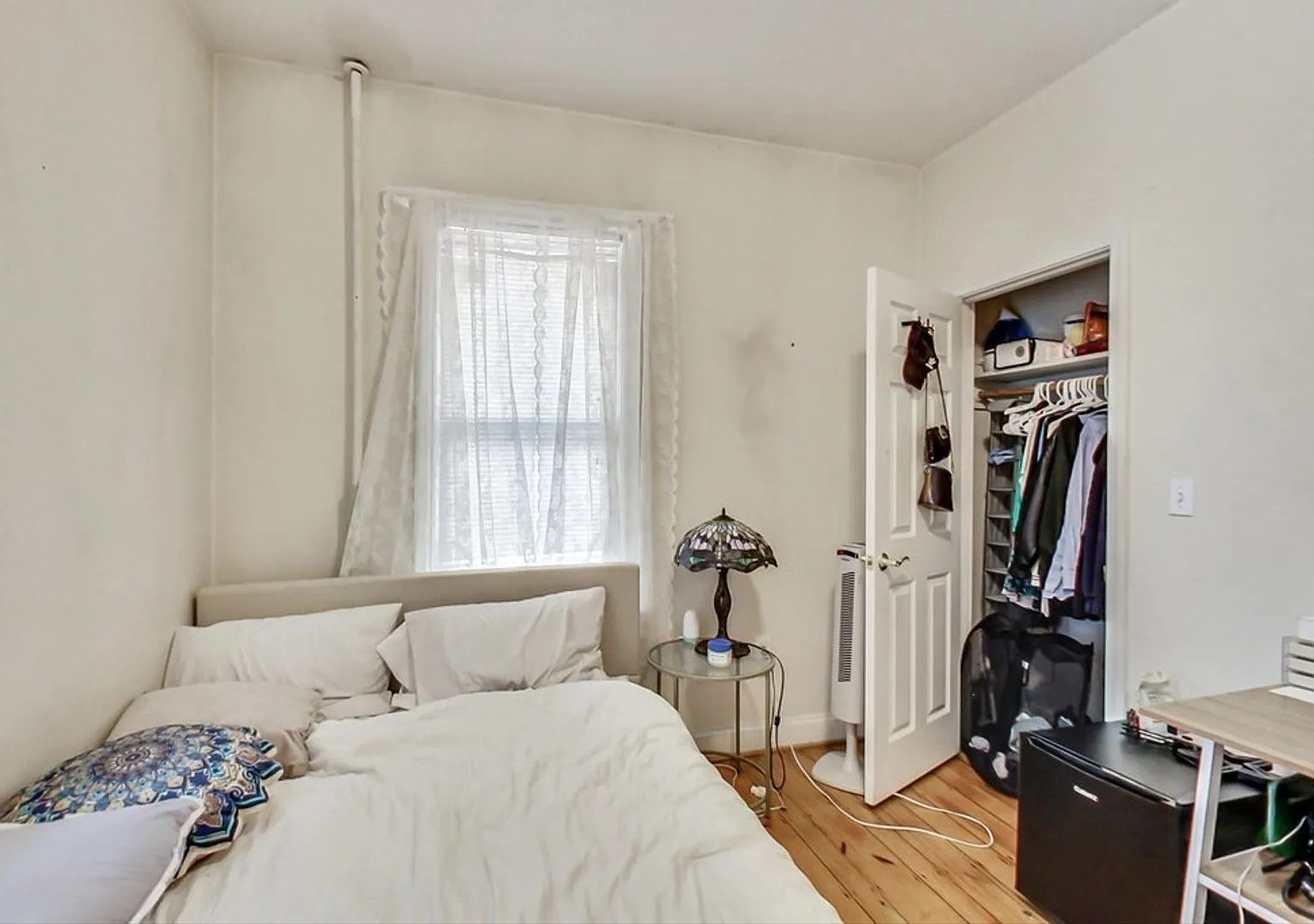 Mission Hill Area. Available September 1. Laundry , Central Heat, Deck, Eat-in Kitchen. — Photo 4
