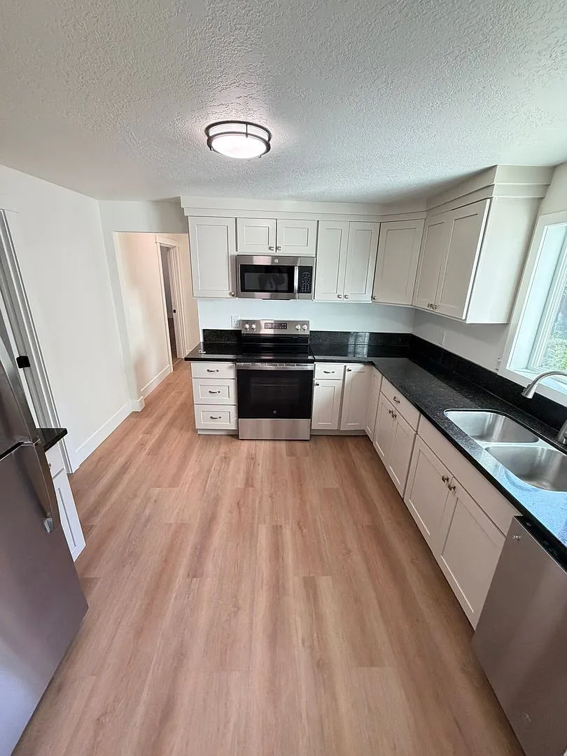 Newly Remodeled 3 Bedroom! — Photo 4