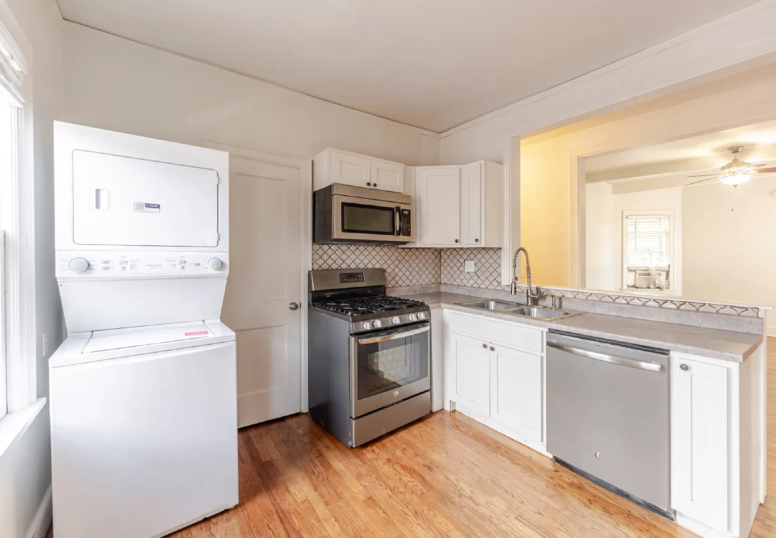 2 bed, 1.0 bath, 2000 sqft, $1,300 — Photo 3