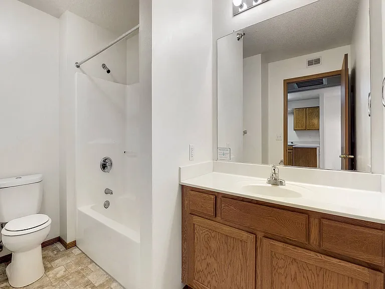 Platinum Valley Apartments — Photo 46