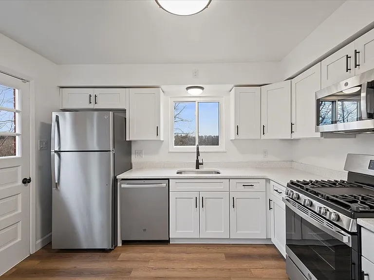 1303 Cloverdale St — Photo 2
