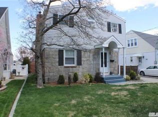 22 Doncaster Rd, Malverne, NY 11565