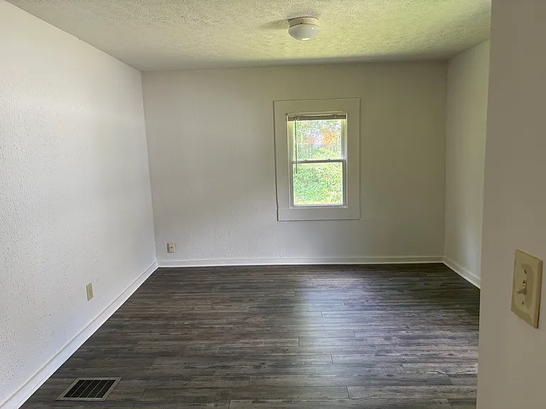 682 Roscoe Ave — Photo 9
