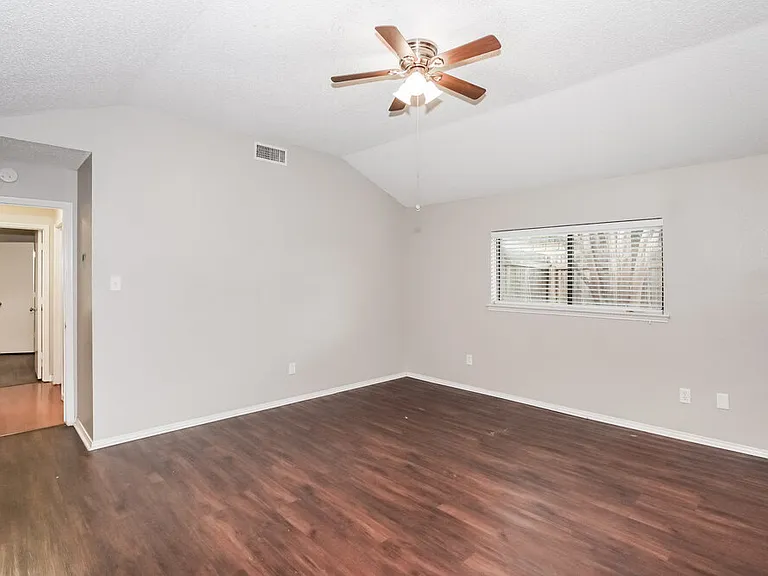2614 Berkshire Ln — Photo 9