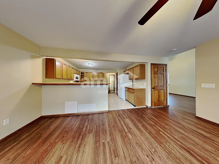 2325 Hyacinth Rd — Photo 4
