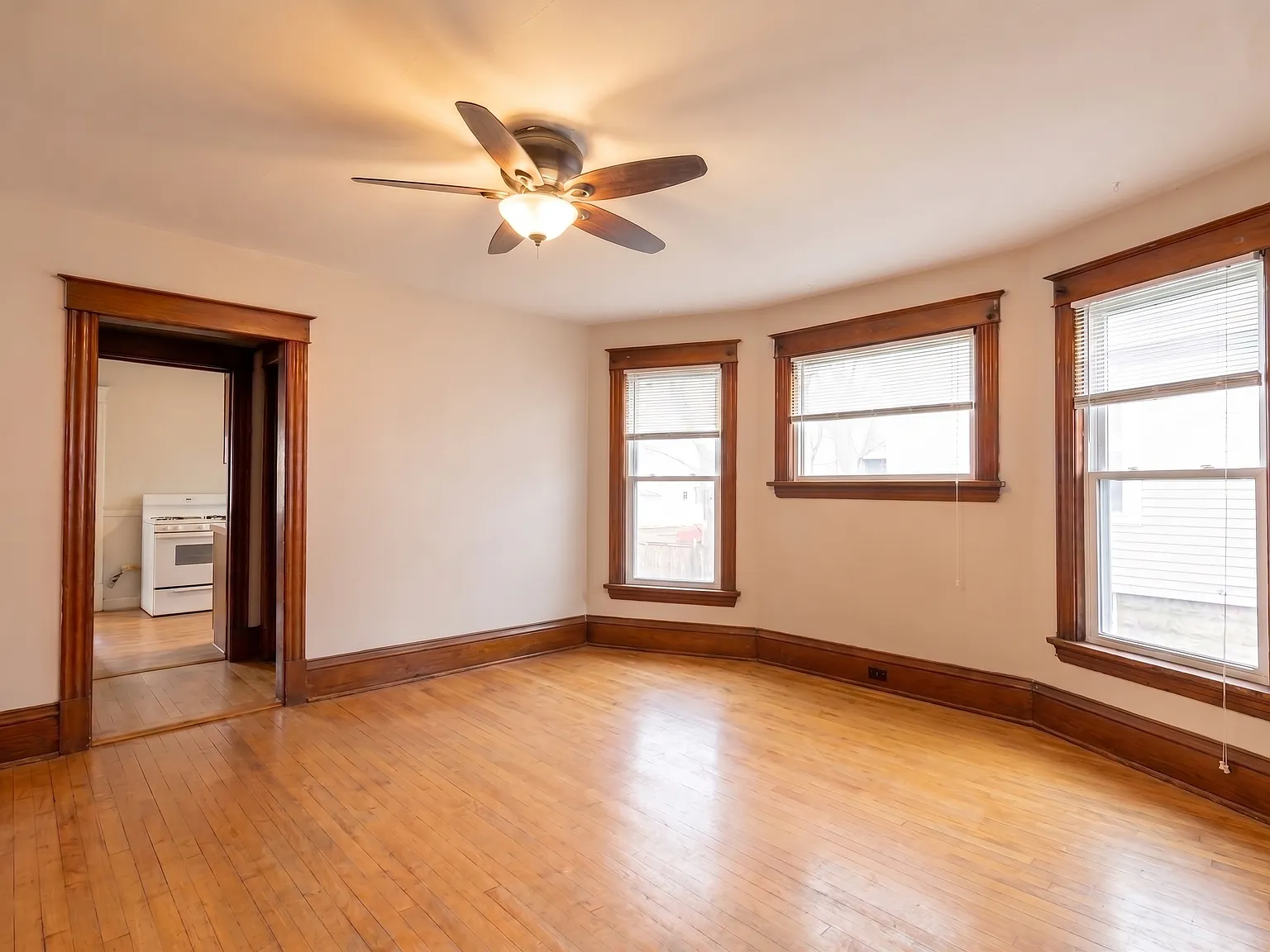 7 bed, 2316 sqft, $7,449 — Photo 2