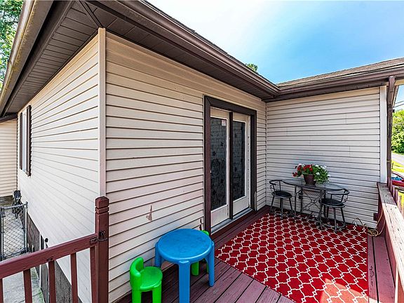 3rd image of 400 Bridge St