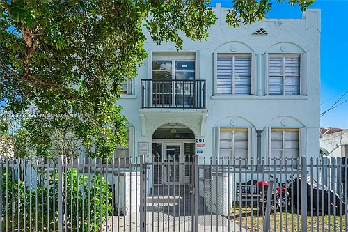 301 SW 10th Ave Photo 1