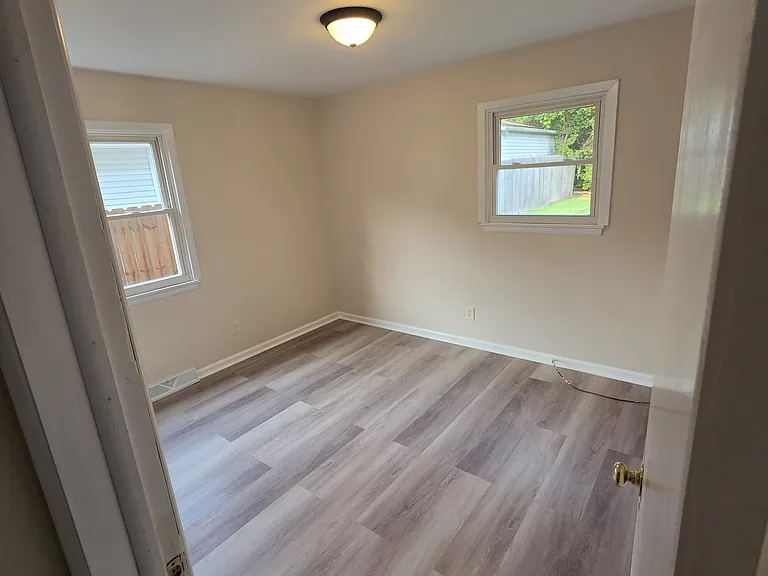 1421 & 1423 Creighton Ave #1421 — Photo 17