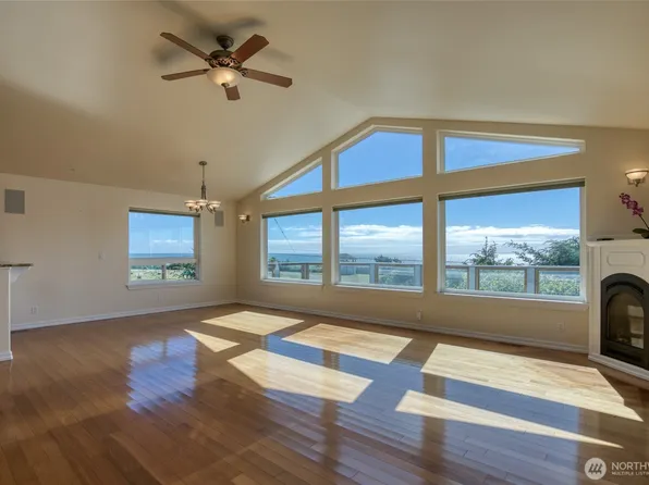36 Duke Lane, Pacific Beach, WA 98571