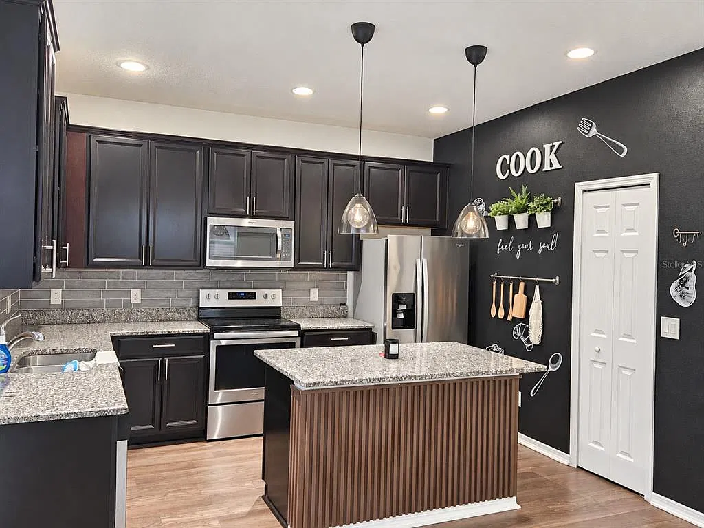 3 bed, 2.5 bath, 1702 sqft, $2,400 — Photo 4