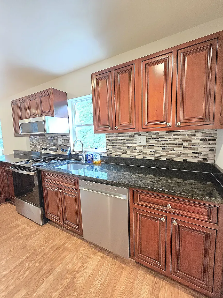 6 bed, 2496 sqft, $6,100 — Photo 3