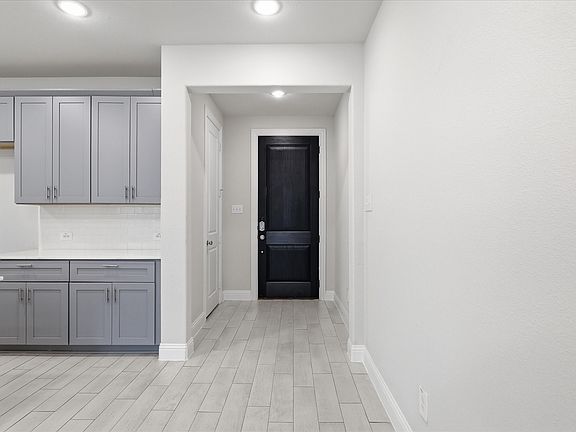 3rd image of 519 Sequoia St