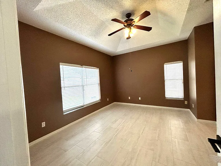 465 Eastbridge Dr — Photo 18