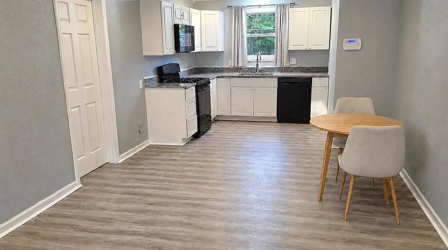 3 bed, 1.0 bath, 1050 sqft, $1,350 — Photo 2