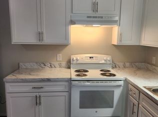 2 Bd/ 1Ba Downstairs apartment, close to Savannah State, Victory Drive, and Memorial Hospital., Savannah, GA 31404