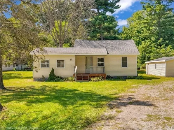 6555 Bunker Rd, Lakeport, MI 48059