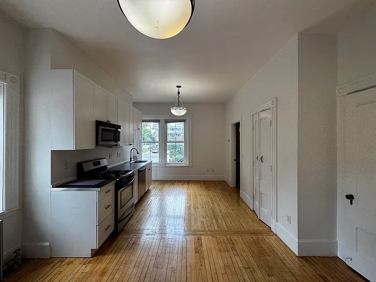 Laurel St — Photo 1