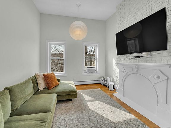 5th image of 122 Bright St Unit 4