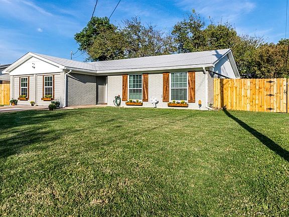 2nd image of 212 NE Cindy Ln