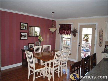 Breakfast Area - Door leading to deck