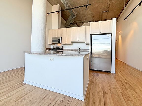 5th image of 900 N Kingsbury St APT 942