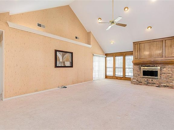 4th image of 2408 Fox Glenn Cir