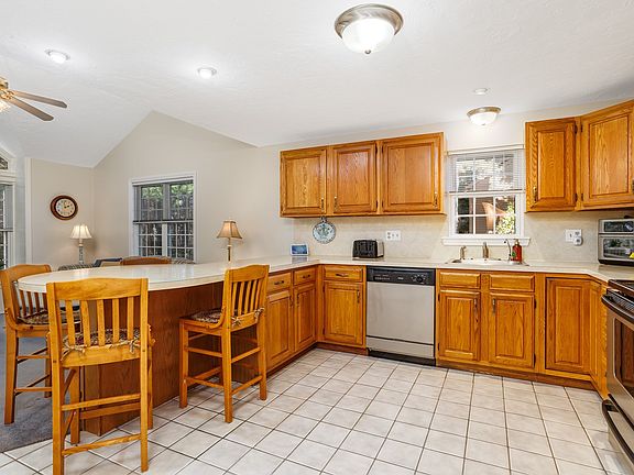 3rd image of 907 Ridgefield Cir #D