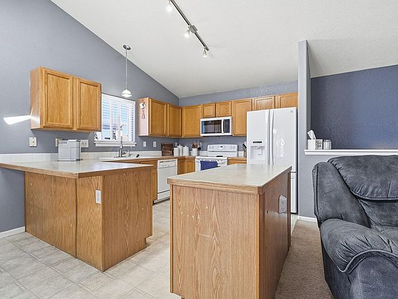 5th image of 2404 Marina St