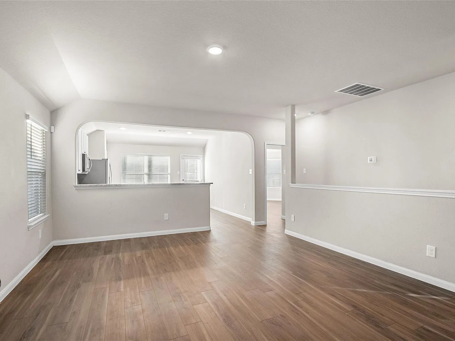 3 bed, 2.0 bath, 1418 sqft, $1,900 — Photo 4