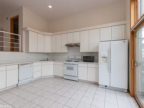 3rd image of 3410 S Wolcott Ave Unit L