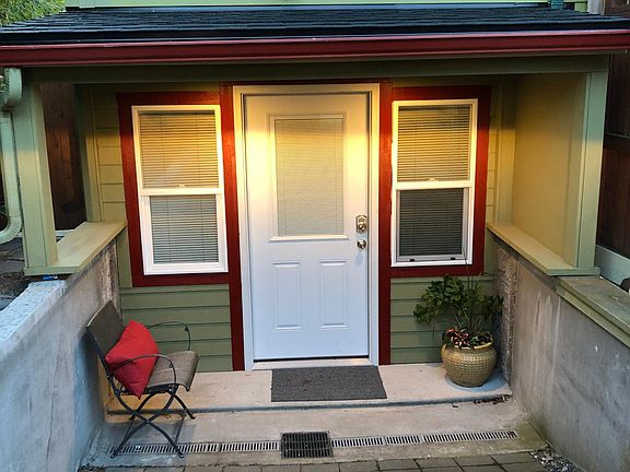 Private entry to suite