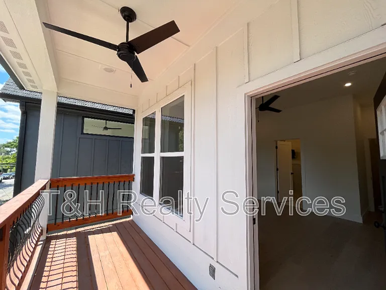 930 Woodlawn Ave — Photo 3