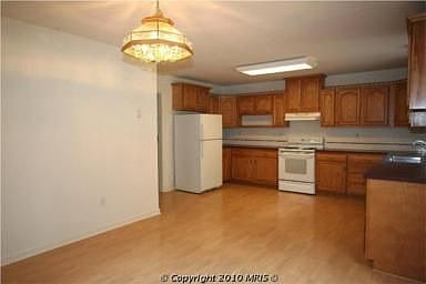 4th image of 20 Edgewood Dr